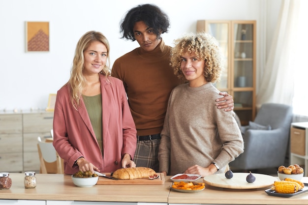 Szczęśliwi czytelnicy przy stole